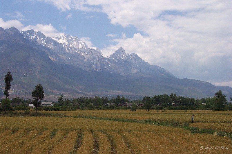 Walking away.jpg - Between Baishe and Lijiang